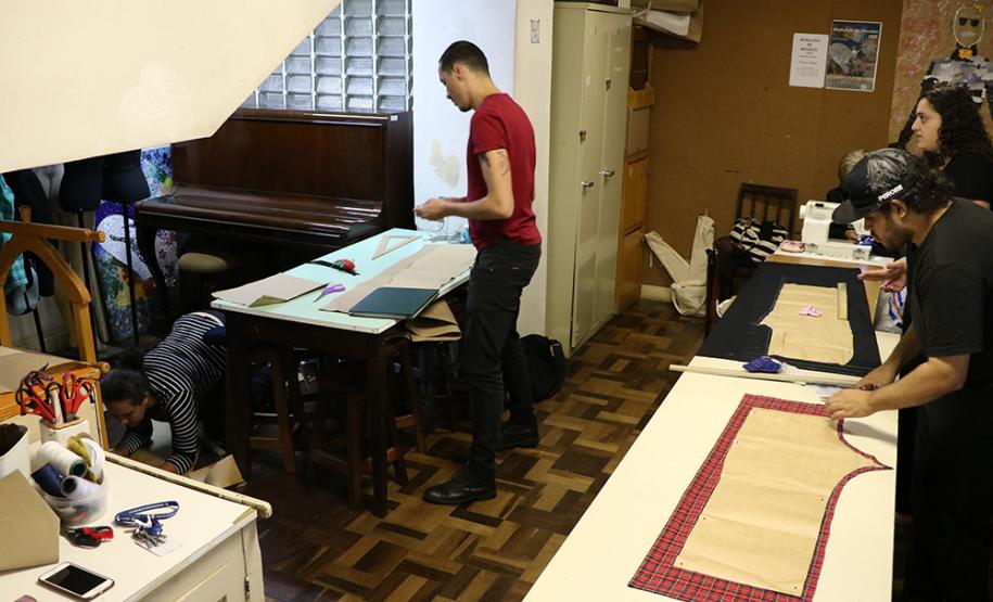 Em qualquer produção artística, o figurino é a parte fundamental para o sucesso de um espetáculo. Por isso, essa atividade se faz presente no Colégio Estadual do Paraná (CEP) em aulas curriculares e no Modulado de Figurino, ofertado na Escolinha de Arte aos estudantes e às pessoas da comunidade que querem aprender os princípios e as técnicas de corte e costura.