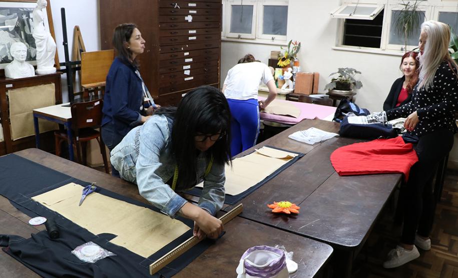 Em qualquer produção artística, o figurino é a parte fundamental para o sucesso de um espetáculo. Por isso, essa atividade se faz presente no Colégio Estadual do Paraná (CEP) em aulas curriculares e no Modulado de Figurino, ofertado na Escolinha de Arte aos estudantes e às pessoas da comunidade que querem aprender os princípios e as técnicas de corte e costura.