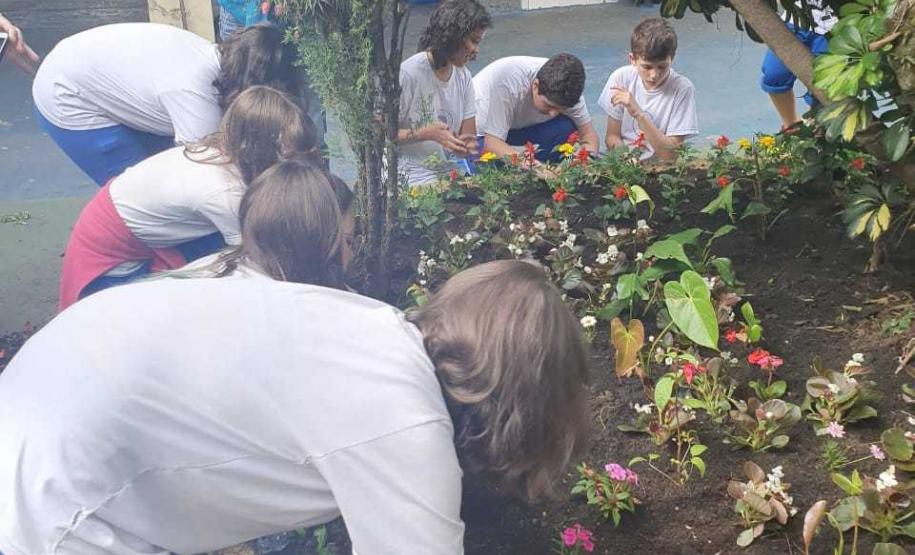 Foto 2 Com objetivos de tornar o paisagismo da escola ainda mais bonito e, principalmente, preservar a vida das abelhas, consideradas os mais importantes agentes polinizadores do meio ambiente, na última sexta-feira (8) foi inaugurado o “Jardim da Vida” no Colégio Estadual Tiradentes (CEP-Tiradentes).