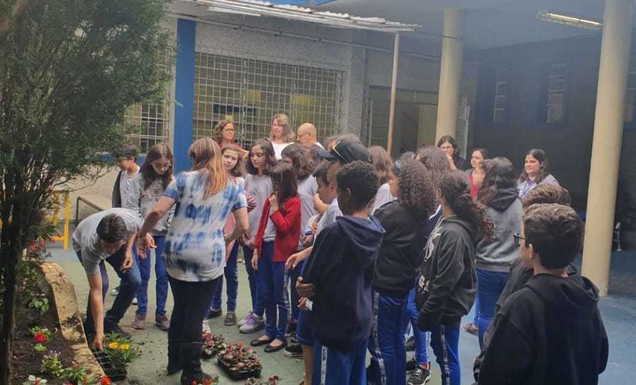 Foto 7 Com objetivos de tornar o paisagismo da escola ainda mais bonito e, principalmente, preservar a vida das abelhas, consideradas os mais importantes agentes polinizadores do meio ambiente, na última sexta-feira (8) foi inaugurado o “Jardim da Vida” no Colégio Estadual Tiradentes (CEP-Tiradentes).