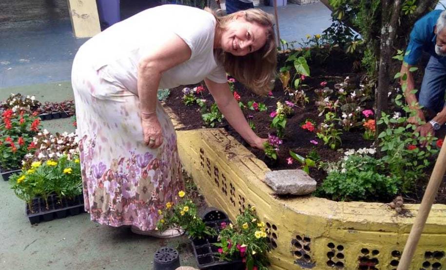 Foto 13 Com objetivos de tornar o paisagismo da escola ainda mais bonito e, principalmente, preservar a vida das abelhas, consideradas os mais importantes agentes polinizadores do meio ambiente, na última sexta-feira (8) foi inaugurado o “Jardim da Vida” no Colégio Estadual Tiradentes (CEP-Tiradentes).