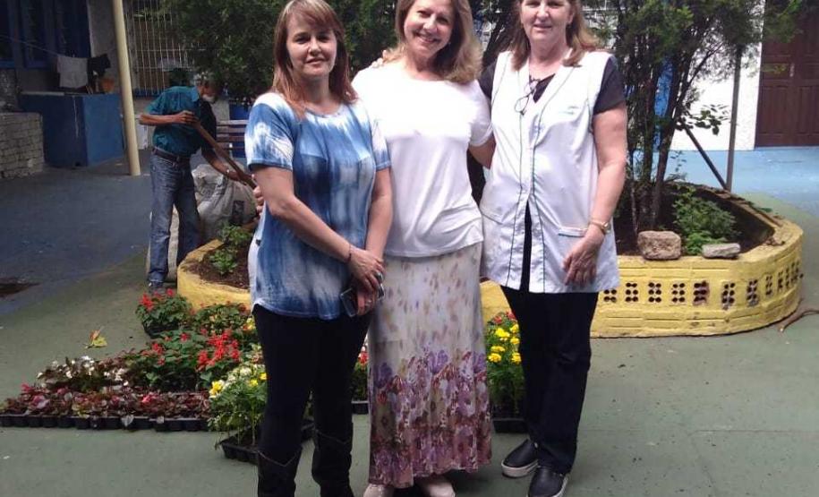 Foto 14 Com objetivos de tornar o paisagismo da escola ainda mais bonito e, principalmente, preservar a vida das abelhas, consideradas os mais importantes agentes polinizadores do meio ambiente, na última sexta-feira (8) foi inaugurado o “Jardim da Vida” no Colégio Estadual Tiradentes (CEP-Tiradentes).