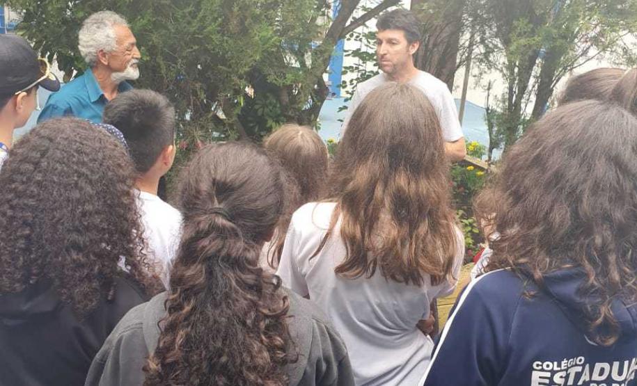 Foto 16 Com objetivos de tornar o paisagismo da escola ainda mais bonito e, principalmente, preservar a vida das abelhas, consideradas os mais importantes agentes polinizadores do meio ambiente, na última sexta-feira (8) foi inaugurado o “Jardim da Vida” no Colégio Estadual Tiradentes (CEP-Tiradentes).