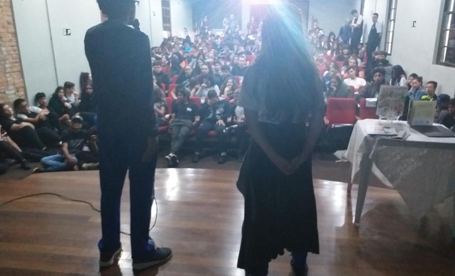 Foto 2 Os estudantes Samuel Prado dos Santos e Michele Carvalho de Souza, autores na produção literária da primeira Revista do CEP em Quadrinhos, estiveram na 24a edição da Feira Municipal do Livro (Femuli), realizada em São José dos Pinhais na Região Metropolitana de Curitiba. Na última sexta-feira (8), eles foram ao evento para falar com os espectadores e visitantes da feira sobre suas experiências no processo de desenvolvimento do roteiro e das ilustrações incluídas na obra em HQ