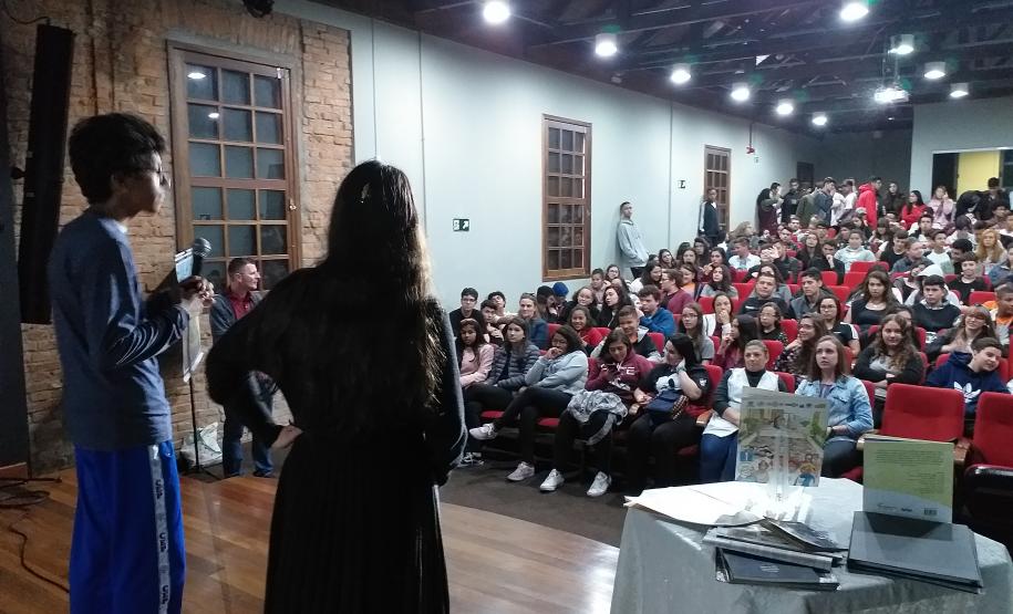 Foto 3 Os estudantes Samuel Prado dos Santos e Michele Carvalho de Souza, autores na produção literária da primeira Revista do CEP em Quadrinhos, estiveram na 24a edição da Feira Municipal do Livro (Femuli), realizada em São José dos Pinhais na Região Metropolitana de Curitiba. Na última sexta-feira (8), eles foram ao evento para falar com os espectadores e visitantes da feira sobre suas experiências no processo de desenvolvimento do roteiro e das ilustrações incluídas na obra em HQ
