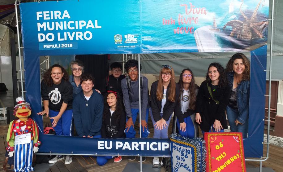Foto 4 Os estudantes Samuel Prado dos Santos e Michele Carvalho de Souza, autores na produção literária da primeira Revista do CEP em Quadrinhos, estiveram na 24a edição da Feira Municipal do Livro (Femuli), realizada em São José dos Pinhais na Região Metropolitana de Curitiba. Na última sexta-feira (8), eles foram ao evento para falar com os espectadores e visitantes da feira sobre suas experiências no processo de desenvolvimento do roteiro e das ilustrações incluídas na obra em HQ