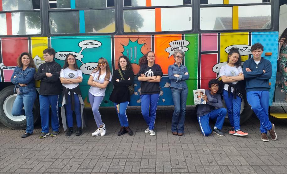 Foto 6 Os estudantes Samuel Prado dos Santos e Michele Carvalho de Souza, autores na produção literária da primeira Revista do CEP em Quadrinhos, estiveram na 24a edição da Feira Municipal do Livro (Femuli), realizada em São José dos Pinhais na Região Metropolitana de Curitiba. Na última sexta-feira (8), eles foram ao evento para falar com os espectadores e visitantes da feira sobre suas experiências no processo de desenvolvimento do roteiro e das ilustrações incluídas na obra em HQ