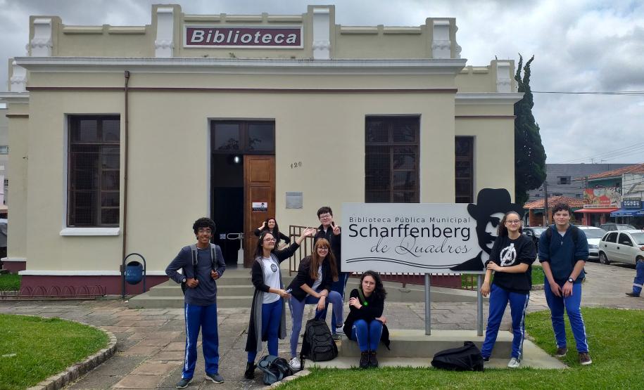 Foto 7 Os estudantes Samuel Prado dos Santos e Michele Carvalho de Souza, autores na produção literária da primeira Revista do CEP em Quadrinhos, estiveram na 24a edição da Feira Municipal do Livro (Femuli), realizada em São José dos Pinhais na Região Metropolitana de Curitiba. Na última sexta-feira (8), eles foram ao evento para falar com os espectadores e visitantes da feira sobre suas experiências no processo de desenvolvimento do roteiro e das ilustrações incluídas na obra em HQ