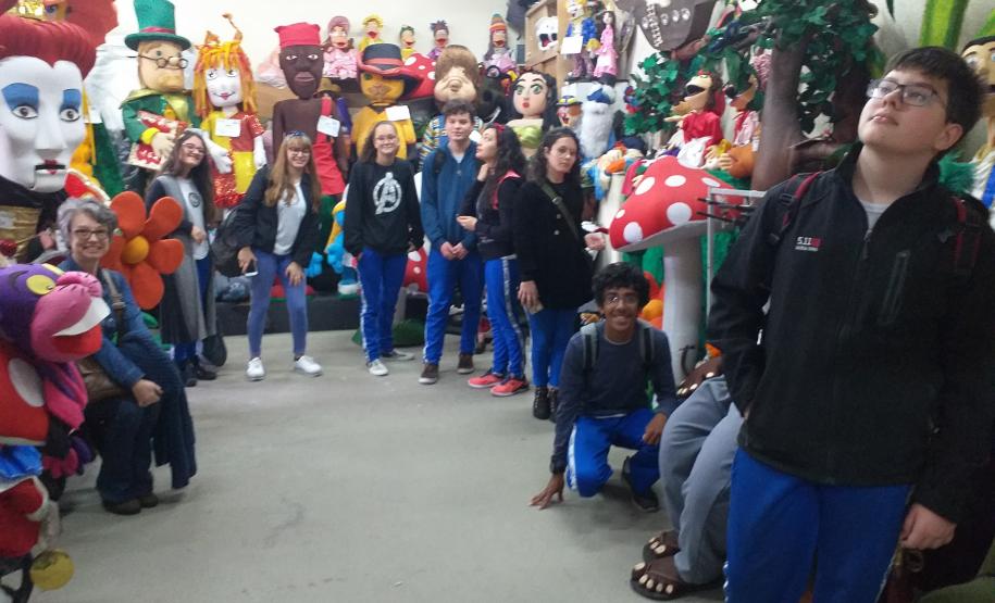 Foto 8 Os estudantes Samuel Prado dos Santos e Michele Carvalho de Souza, autores na produção literária da primeira Revista do CEP em Quadrinhos, estiveram na 24a edição da Feira Municipal do Livro (Femuli), realizada em São José dos Pinhais na Região Metropolitana de Curitiba. Na última sexta-feira (8), eles foram ao evento para falar com os espectadores e visitantes da feira sobre suas experiências no processo de desenvolvimento do roteiro e das ilustrações incluídas na obra em HQ