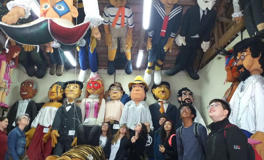 Foto 9 Os estudantes Samuel Prado dos Santos e Michele Carvalho de Souza, autores na produção literária da primeira Revista do CEP em Quadrinhos, estiveram na 24a edição da Feira Municipal do Livro (Femuli), realizada em São José dos Pinhais na Região Metropolitana de Curitiba. Na última sexta-feira (8), eles foram ao evento para falar com os espectadores e visitantes da feira sobre suas experiências no processo de desenvolvimento do roteiro e das ilustrações incluídas na obra em HQ