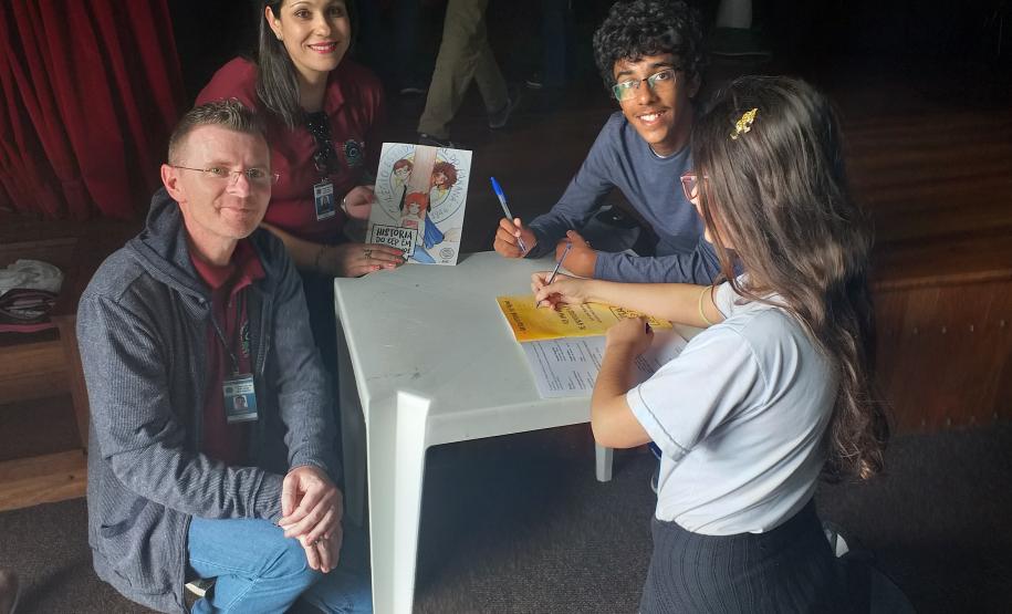 Foto 10 Os estudantes Samuel Prado dos Santos e Michele Carvalho de Souza, autores na produção literária da primeira Revista do CEP em Quadrinhos, estiveram na 24a edição da Feira Municipal do Livro (Femuli), realizada em São José dos Pinhais na Região Metropolitana de Curitiba. Na última sexta-feira (8), eles foram ao evento para falar com os espectadores e visitantes da feira sobre suas experiências no processo de desenvolvimento do roteiro e das ilustrações incluídas na obra em HQ
