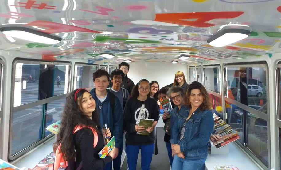 Foto 11 Os estudantes Samuel Prado dos Santos e Michele Carvalho de Souza, autores na produção literária da primeira Revista do CEP em Quadrinhos, estiveram na 24a edição da Feira Municipal do Livro (Femuli), realizada em São José dos Pinhais na Região Metropolitana de Curitiba. Na última sexta-feira (8), eles foram ao evento para falar com os espectadores e visitantes da feira sobre suas experiências no processo de desenvolvimento do roteiro e das ilustrações incluídas na obra em HQ