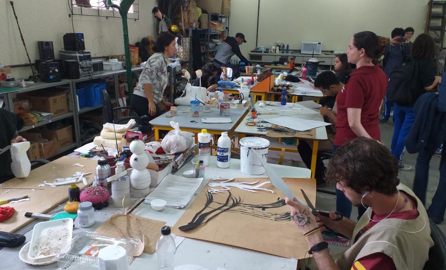 Foto 12 Os estudantes Samuel Prado dos Santos e Michele Carvalho de Souza, autores na produção literária da primeira Revista do CEP em Quadrinhos, estiveram na 24a edição da Feira Municipal do Livro (Femuli), realizada em São José dos Pinhais na Região Metropolitana de Curitiba. Na última sexta-feira (8), eles foram ao evento para falar com os espectadores e visitantes da feira sobre suas experiências no processo de desenvolvimento do roteiro e das ilustrações incluídas na obra em HQ