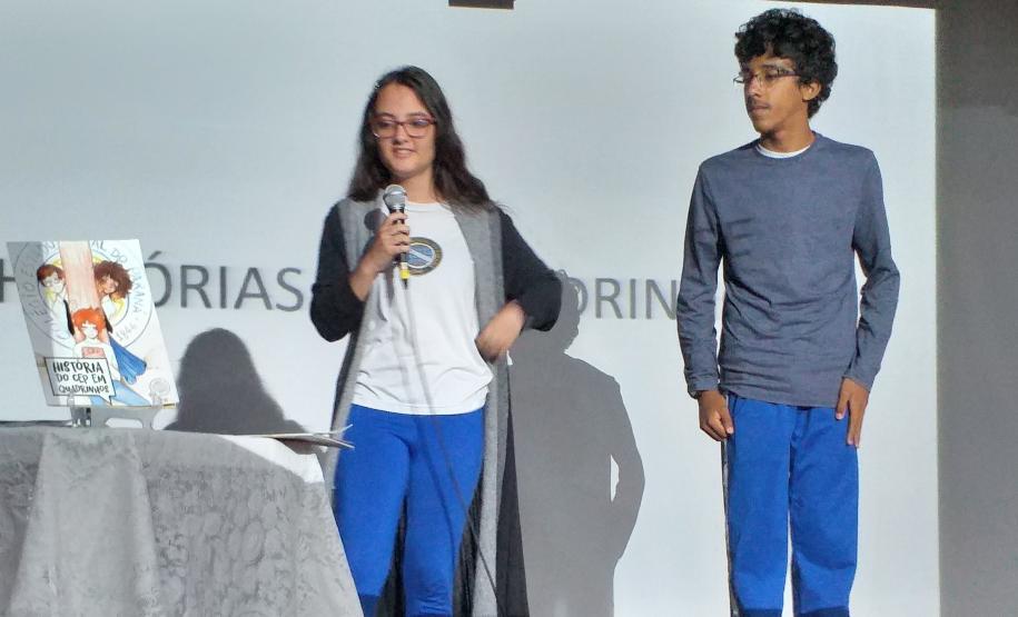 Foto 1 Os estudantes Samuel Prado dos Santos e Michele Carvalho de Souza, autores na produção literária da primeira Revista do CEP em Quadrinhos, estiveram na 24a edição da Feira Municipal do Livro (Femuli), realizada em São José dos Pinhais na Região Metropolitana de Curitiba. Na última sexta-feira (8), eles foram ao evento para falar com os espectadores e visitantes da feira sobre suas experiências no processo de desenvolvimento do roteiro e das ilustrações incluídas na obra em HQ