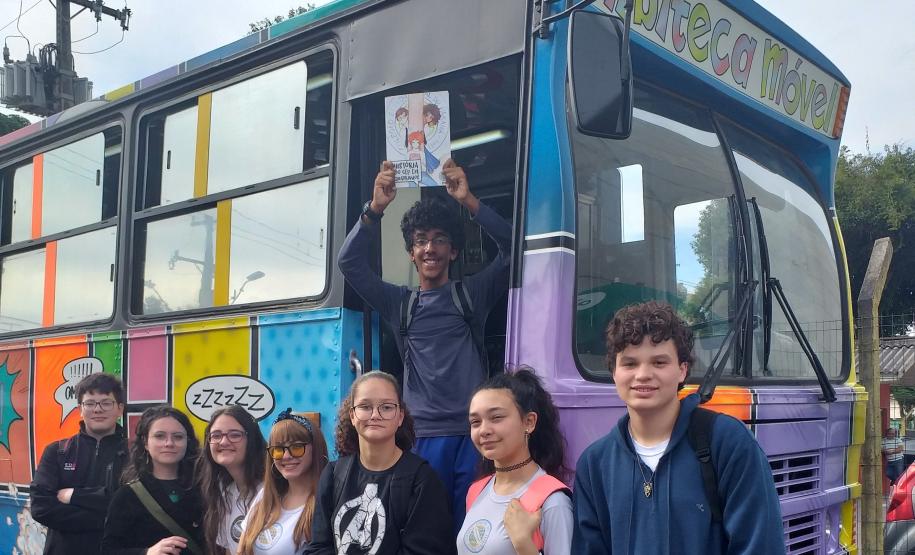 Foto 13 Os estudantes Samuel Prado dos Santos e Michele Carvalho de Souza, autores na produção literária da primeira Revista do CEP em Quadrinhos, estiveram na 24a edição da Feira Municipal do Livro (Femuli), realizada em São José dos Pinhais na Região Metropolitana de Curitiba. Na última sexta-feira (8), eles foram ao evento para falar com os espectadores e visitantes da feira sobre suas experiências no processo de desenvolvimento do roteiro e das ilustrações incluídas na obra em HQ