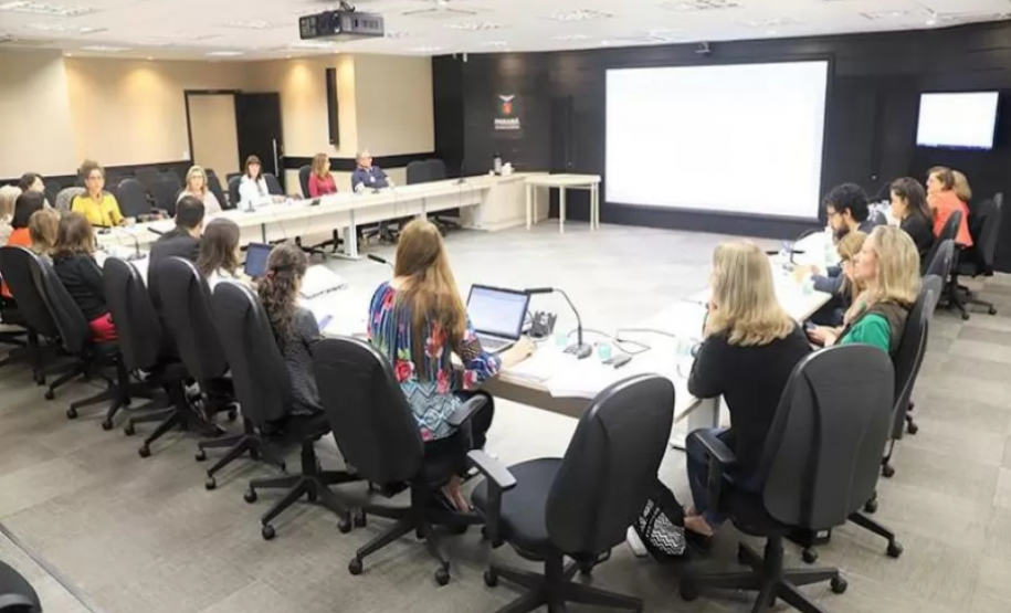 Foto 3 As equipes de gestão do Colégio Estadual do Paraná (CEP) participou, na quarta-feira (13), da 7ª Reunião Ordinária que tem como intuito debater a infância segura na era digital. O evento é promovido pela Força-Tarefa Infância Segura (Fortis) da Secretaria da Justiça, Família e Trabalho do Governo do Paraná, e contou com a presença da Diretora Geral do CEP, Tânia Maria Acco.