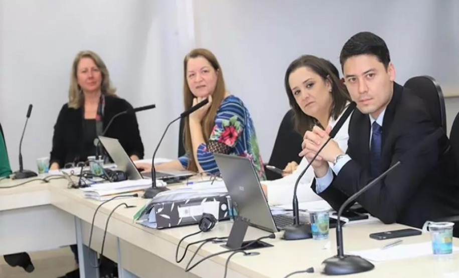 Foto 2 A equipe de gestão do Colégio Estadual do Paraná (CEP) participou, na quarta-feira (13), da 7ª Reunião Ordinária que tem como intuito debater a infância segura na era digital. O evento é promovido pela Força-Tarefa Infância Segura (Fortis) da Secretaria da Justiça, Família e Trabalho do Governo do Paraná, e contou com a presença da Diretora Geral do CEP, Tânia Maria Acco.