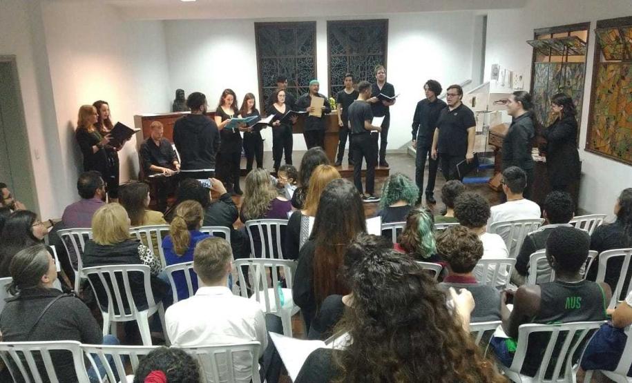 Foto 2 O Coro do Colégio Estadual do Paraná (CEP) foi uma das atrações do recital promovido na Casa do Estudante Universitário (CEU) na última quinta-feira (14).