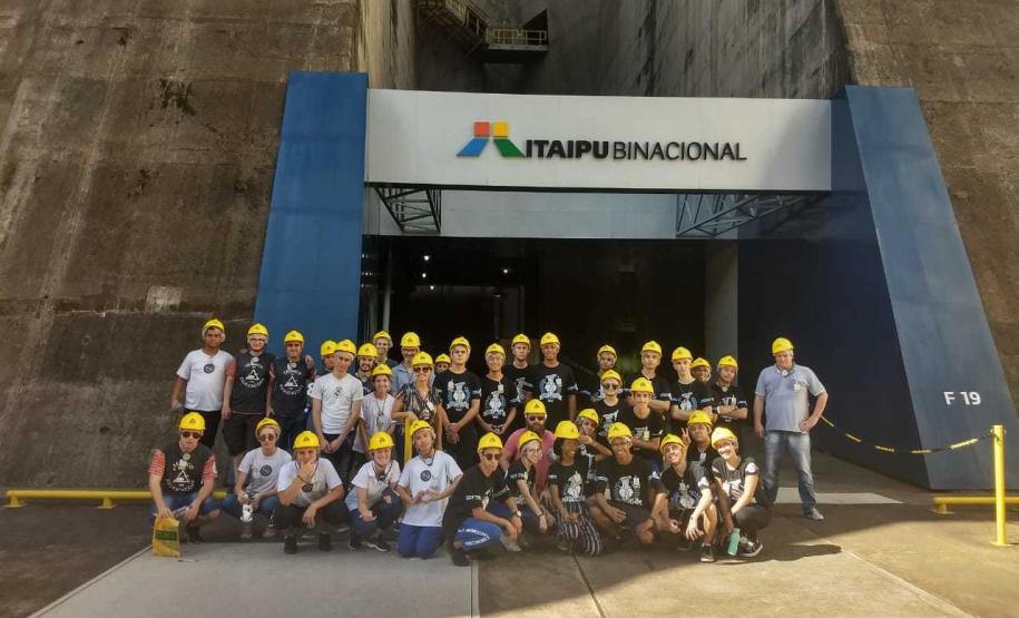 Foto 1 Os estudantes do 3° e 4° anos do Curso Técnico em Edificação do Médio Integrado no Colégio Estadual do Paraná (CEP) estiveram, em 11 de novembro, na Usina de Itaipu Binacional, em Foz do Iguaçu, na Região Oeste do Paraná. Os estudantes foram acompanhados por professores, pedagogos e diretores auxiliares na visita técnica organizada nos espaços internos e externos da grande estrutura criada para a produção de energia elétrica para o Brasil e Paraguai.