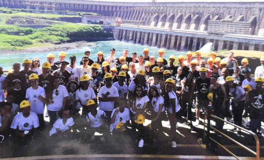 Foto 2 Os estudantes do 3° e 4° anos do Curso Técnico em Edificação do Médio Integrado no Colégio Estadual do Paraná (CEP) estiveram, em 11 de novembro, na Usina de Itaipu Binacional, em Foz do Iguaçu, na Região Oeste do Paraná. Os estudantes foram acompanhados por professores, pedagogos e diretores auxiliares na visita técnica organizada nos espaços internos e externos da grande estrutura criada para a produção de energia elétrica para o Brasil e Paraguai.
