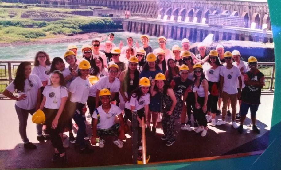 Foto 3 Os estudantes do 3° e 4° anos do Curso Técnico em Edificação do Médio Integrado no Colégio Estadual do Paraná (CEP) estiveram, em 11 de novembro, na Usina de Itaipu Binacional, em Foz do Iguaçu, na Região Oeste do Paraná. Os estudantes foram acompanhados por professores, pedagogos e diretores auxiliares na visita técnica organizada nos espaços internos e externos da grande estrutura criada para a produção de energia elétrica para o Brasil e Paraguai.
