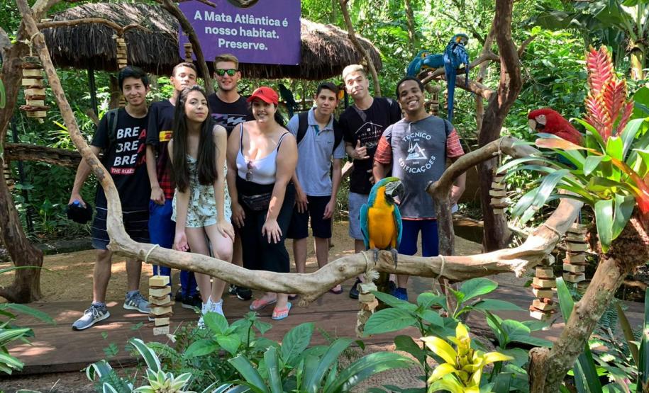 Foto 4 em Foz de Iguaçu, o grupo do CEP foi conhecer o Parque das Aves, com 16 hectares de mata nativa e 1.500 animais entre aves, répteis e mamíferos, de 140 espécies diferentes.