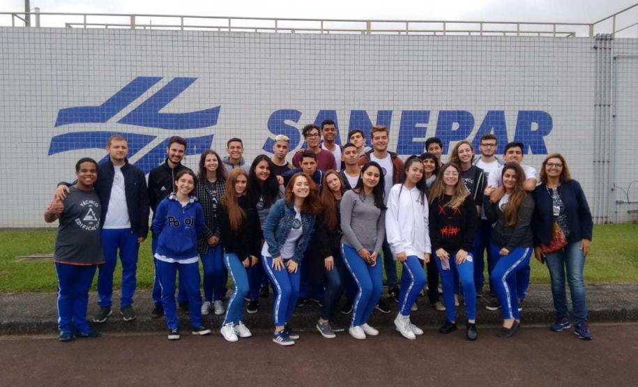Foto 5 neste semestre, os estudantes dos 4° anos do Técnico em Edificação Integrado com o Ensino Médio visitaram uma das estações de tratamento de água da Companhia de Saneamento do Paraná (Sanepar). Acompanhados pela professora Maria Renata Lopes, da disciplina de Controle e Proteção Ambiental, eles estiveram na estação de Miringuava, localizada no município metropolitano de São José dos Pinhais.