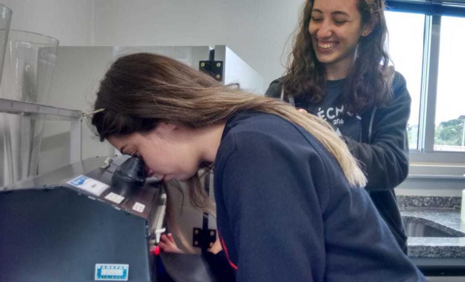 Foto 6 neste semestre, os estudantes dos 4° anos do Técnico em Edificação Integrado com o Ensino Médio visitaram uma das estações de tratamento de água da Companhia de Saneamento do Paraná (Sanepar). Acompanhados pela professora Maria Renata Lopes, da disciplina de Controle e Proteção Ambiental, eles estiveram na estação de Miringuava, localizada no município metropolitano de São José dos Pinhais.