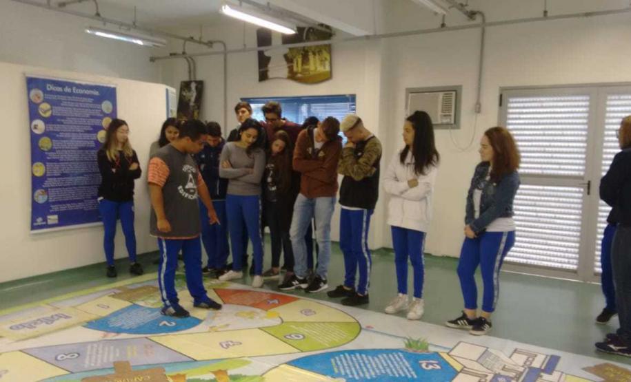 Foto 7 neste semestre, os estudantes dos 4° anos do Técnico em Edificação Integrado com o Ensino Médio visitaram uma das estações de tratamento de água da Companhia de Saneamento do Paraná (Sanepar). Acompanhados pela professora Maria Renata Lopes, da disciplina de Controle e Proteção Ambiental, eles estiveram na estação de Miringuava, localizada no município metropolitano de São José dos Pinhais.