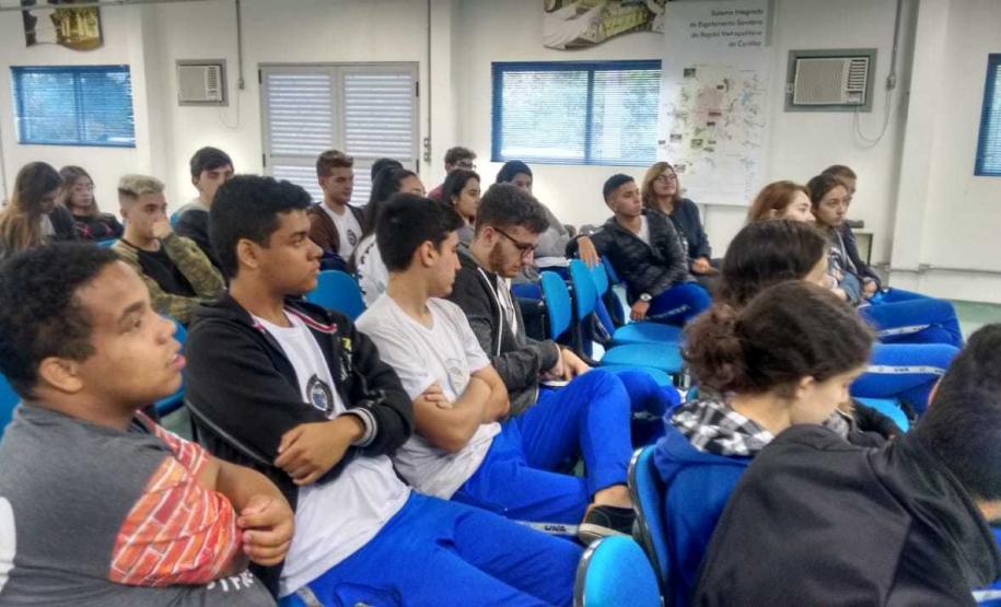 Foto 8 neste semestre, os estudantes dos 4° anos do Técnico em Edificação Integrado com o Ensino Médio visitaram uma das estações de tratamento de água da Companhia de Saneamento do Paraná (Sanepar). Acompanhados pela professora Maria Renata Lopes, da disciplina de Controle e Proteção Ambiental, eles estiveram na estação de Miringuava, localizada no município metropolitano de São José dos Pinhais.