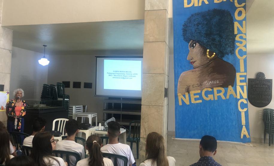 O Dia da Consciência Negra foi marcado com diversas atividades educativas ministradas para os alunos e alunas que assistiram às palestras ministradas por professores especialistas em questões raciais e acompanharam o histórico sobre a formação dos quilombos em terras brasileiras.