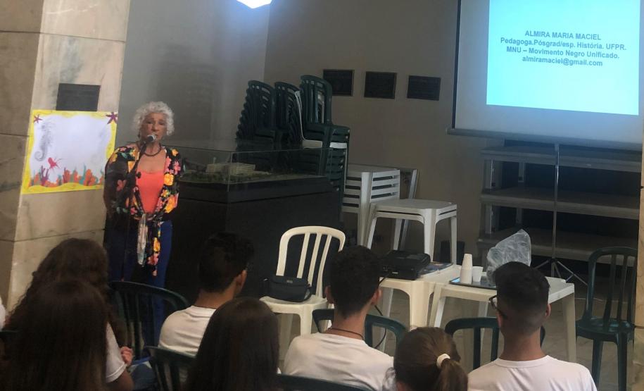 O Dia da Consciência Negra foi marcado com diversas atividades educativas ministradas para os alunos e alunas que assistiram às palestras ministradas por professores especialistas em questões raciais e acompanharam o histórico sobre a formação dos quilombos em terras brasileiras.