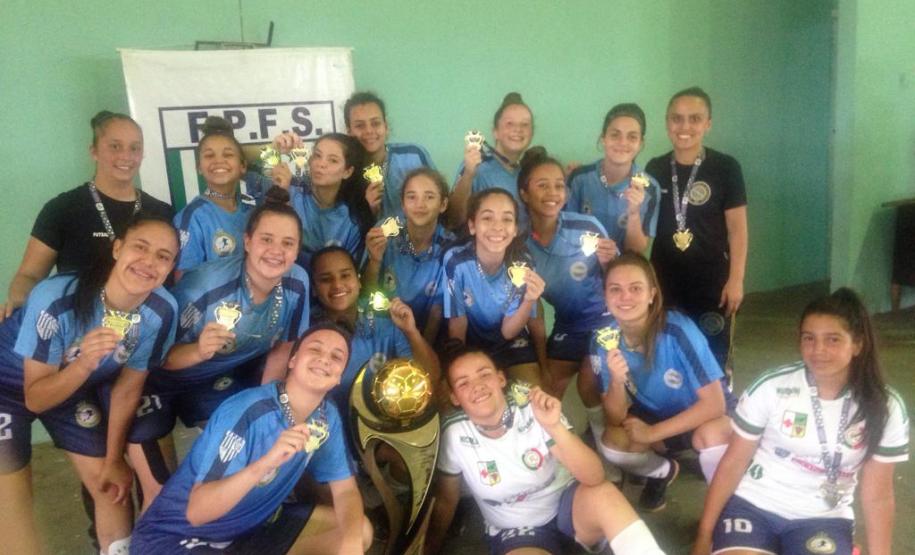 A equipe sub-15 de futsal feminino do Colégio Estadual do Paraná (CEP) tornou-se campeã paranaense na final do Campeonato Estadual de Base da Federação Paranaense da categoria. O troféu do título foi conquistado pelas atletas no último domingo (24), no município de Manoel Ribas que fica na região central do Estado.