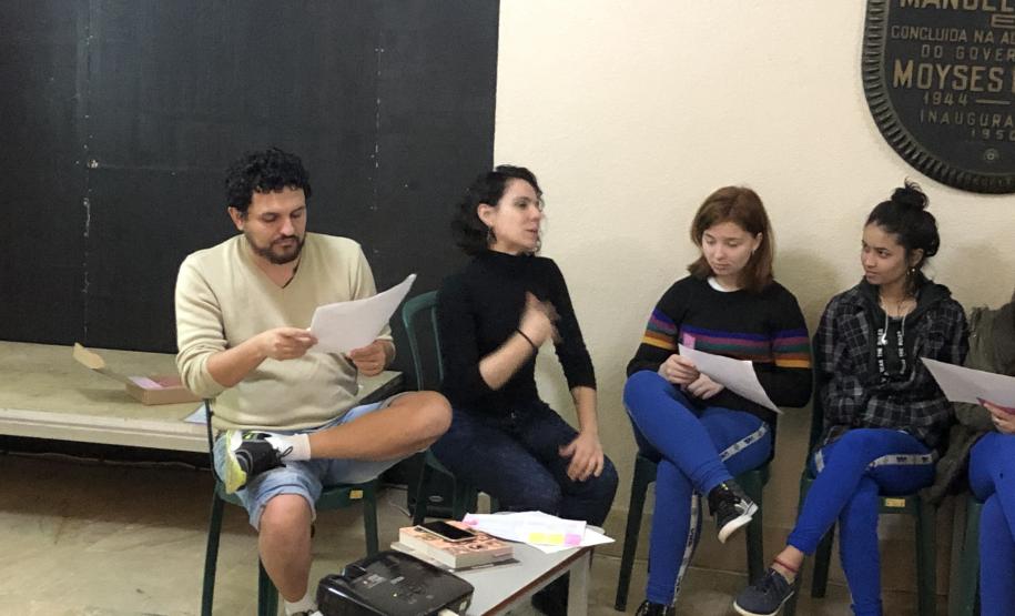 A vida e as obras de Machado de Assis estão em destaque no projeto “Machado 180”, que comemora o aniversário do grande escritor brasileiro. A ação traduz parte do seu importante legado literário para a linguagem do cinema, do teatro e das artes visuais, além de promover o debate crítico de seus romances mais conhecidos no mundo.