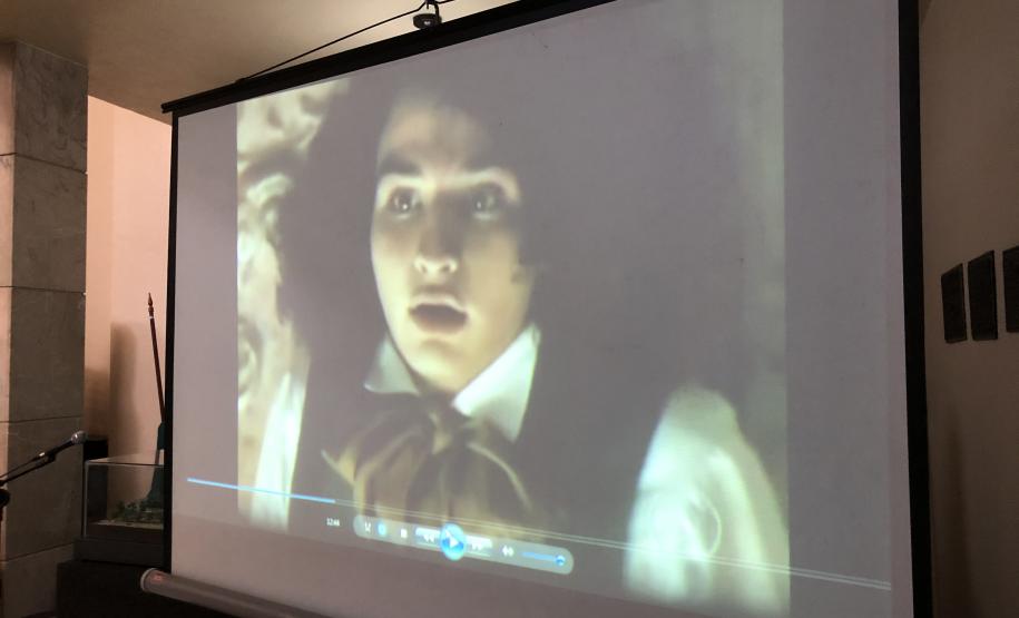 A vida e as obras de Machado de Assis estão em destaque no projeto “Machado 180”, que comemora o aniversário do grande escritor brasileiro. A ação traduz parte do seu importante legado literário para a linguagem do cinema, do teatro e das artes visuais, além de promover o debate crítico de seus romances mais conhecidos no mundo.