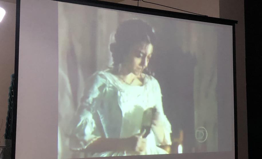 A vida e as obras de Machado de Assis estão em destaque no projeto “Machado 180”, que comemora o aniversário do grande escritor brasileiro. A ação traduz parte do seu importante legado literário para a linguagem do cinema, do teatro e das artes visuais, além de promover o debate crítico de seus romances mais conhecidos no mundo.