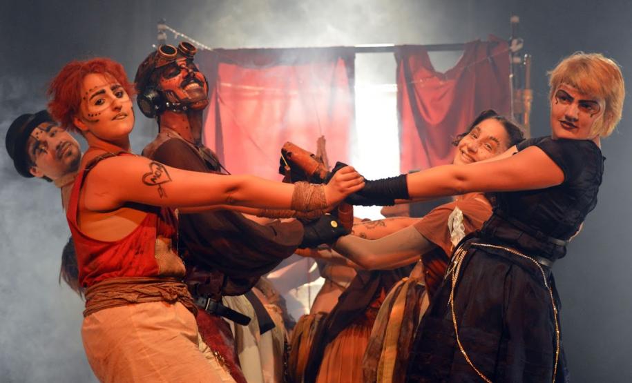 Foto 1 Quem assistiu ao espetáculo Phantasmagoria – Uma trupe viaja pelo mundo – apresentado no Teatro Cleon Jacques, no São Lourenço, na última semana, pode conferir no palco a mistura do gênero musical com os elementos circenses, além do teatro de bonecos. É mais uma produção do Modulado de Pesquisa Teatral dirigida pelo professor André Meirelles, que mostrou a aventura da personagem Isolde e sua turma em terras longínquas.