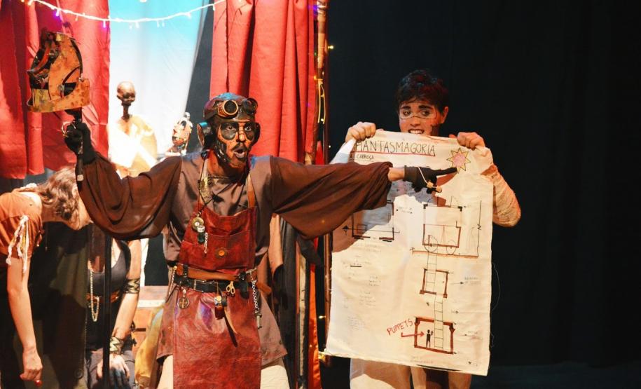 Foto 2 Quem assistiu ao espetáculo Phantasmagoria – Uma trupe viaja pelo mundo – apresentado no Teatro Cleon Jacques, no São Lourenço, na última semana, pode conferir no palco a mistura do gênero musical com os elementos circenses, além do teatro de bonecos. É mais uma produção do Modulado de Pesquisa Teatral dirigida pelo professor André Meirelles, que mostrou a aventura da personagem Isolde e sua turma em terras longínquas.