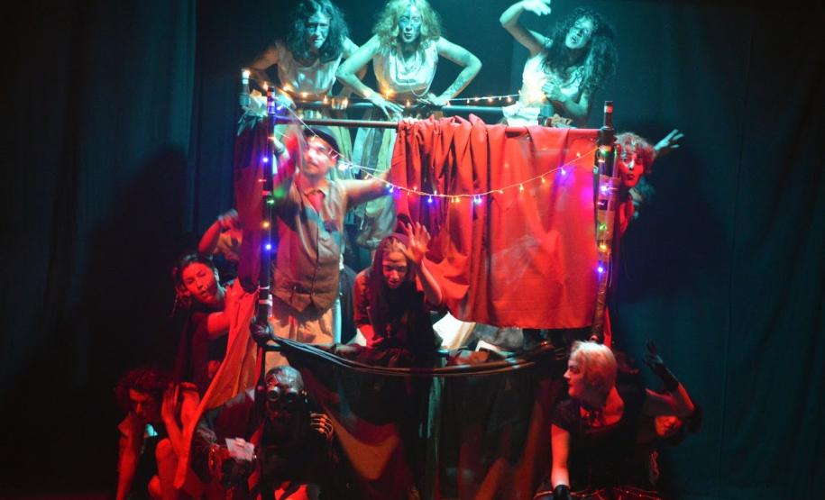 Foto 3 Quem assistiu ao espetáculo Phantasmagoria – Uma trupe viaja pelo mundo – apresentado no Teatro Cleon Jacques, no São Lourenço, na última semana, pode conferir no palco a mistura do gênero musical com os elementos circenses, além do teatro de bonecos. É mais uma produção do Modulado de Pesquisa Teatral dirigida pelo professor André Meirelles, que mostrou a aventura da personagem Isolde e sua turma em terras longínquas.