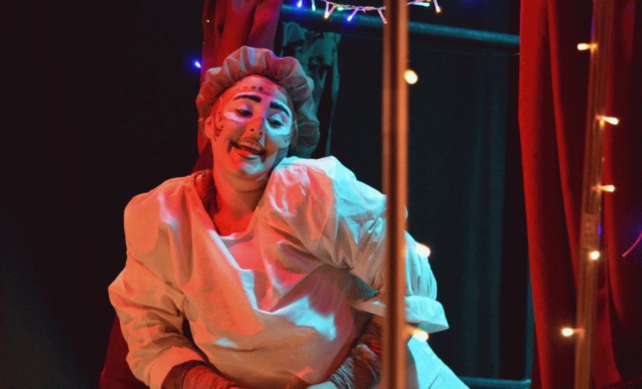 Foto 4 Quem assistiu ao espetáculo Phantasmagoria – Uma trupe viaja pelo mundo – apresentado no Teatro Cleon Jacques, no São Lourenço, na última semana, pode conferir no palco a mistura do gênero musical com os elementos circenses, além do teatro de bonecos. É mais uma produção do Modulado de Pesquisa Teatral dirigida pelo professor André Meirelles, que mostrou a aventura da personagem Isolde e sua turma em terras longínquas.