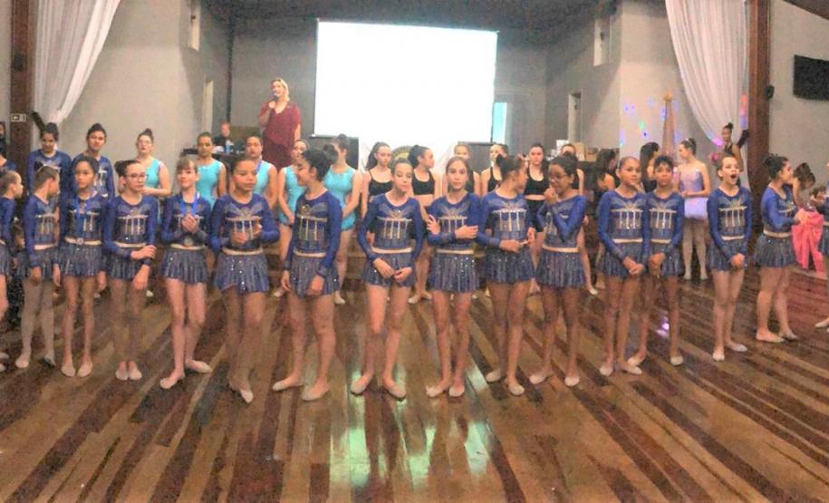 Foto 1 A Ginástica Rítmica do Colégio Estadual do Paraná (CEP) encerrou as atividades do ano em um evento de gala promovido, nessa quinta-feira (28), para homenagear atletas, professores, equipe de gestão e os familiares. Antes do jantar especial servido aos convidados, as atletas realizaram performances individuais e em conjunto na quadra esportiva do Clube de Subtenentes e Sargentos do Exército de Curitiba, no Centro Cívico.