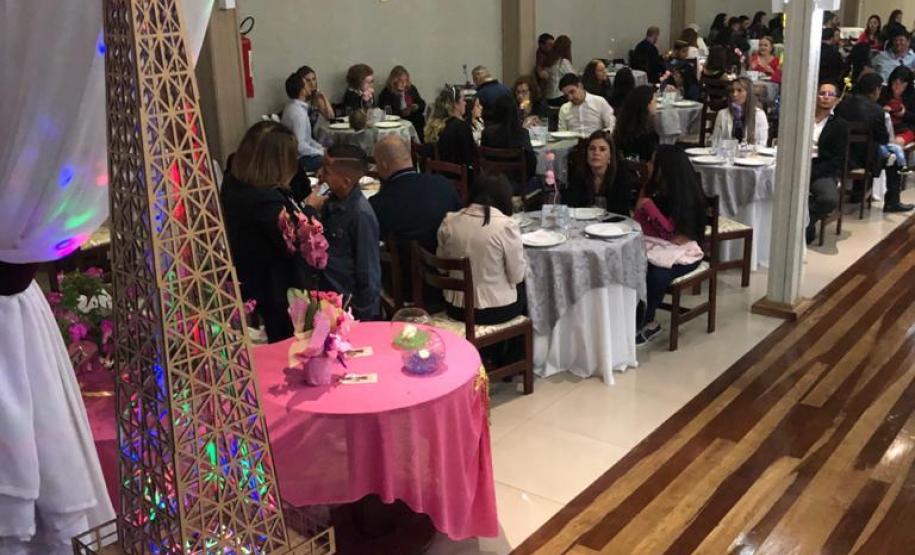 Foto 2 A Ginástica Rítmica do Colégio Estadual do Paraná (CEP) encerrou as atividades do ano em um evento de gala promovido, nessa quinta-feira (28), para homenagear atletas, professores, equipe de gestão e os familiares. Antes do jantar especial servido aos convidados, as atletas realizaram performances individuais e em conjunto na quadra esportiva do Clube de Subtenentes e Sargentos do Exército de Curitiba, no Centro Cívico.