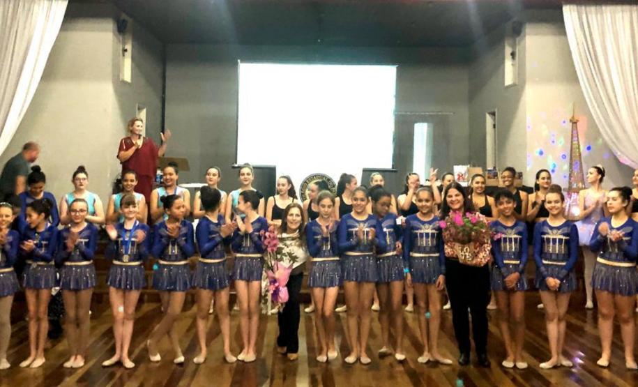 Foto 3 A Ginástica Rítmica do Colégio Estadual do Paraná (CEP) encerrou as atividades do ano em um evento de gala promovido, nessa quinta-feira (28), para homenagear atletas, professores, equipe de gestão e os familiares. Antes do jantar especial servido aos convidados, as atletas realizaram performances individuais e em conjunto na quadra esportiva do Clube de Subtenentes e Sargentos do Exército de Curitiba, no Centro Cívico.