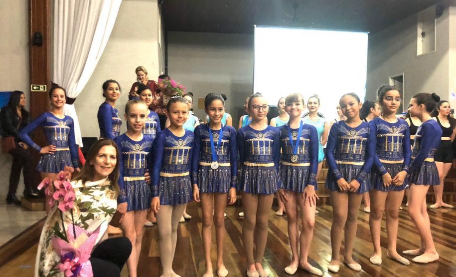 Foto 4 A Ginástica Rítmica do Colégio Estadual do Paraná (CEP) encerrou as atividades do ano em um evento de gala promovido, nessa quinta-feira (28), para homenagear atletas, professores, equipe de gestão e os familiares. Antes do jantar especial servido aos convidados, as atletas realizaram performances individuais e em conjunto na quadra esportiva do Clube de Subtenentes e Sargentos do Exército de Curitiba, no Centro Cívico.
