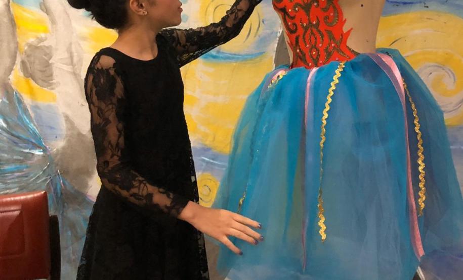 Foto 5 A Ginástica Rítmica do Colégio Estadual do Paraná (CEP) encerrou as atividades do ano em um evento de gala promovido, nessa quinta-feira (28), para homenagear atletas, professores, equipe de gestão e os familiares. Antes do jantar especial servido aos convidados, as atletas realizaram performances individuais e em conjunto na quadra esportiva do Clube de Subtenentes e Sargentos do Exército de Curitiba, no Centro Cívico.