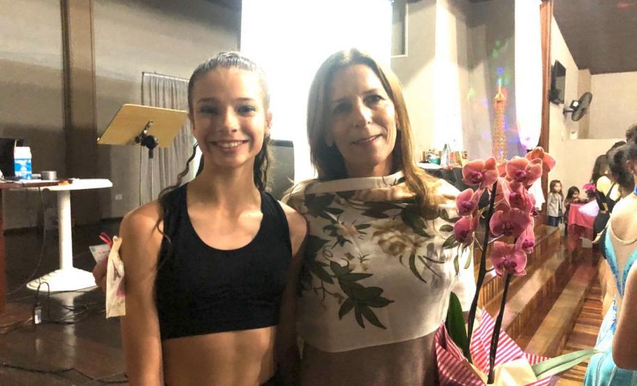 Foto 6 A Ginástica Rítmica do Colégio Estadual do Paraná (CEP) encerrou as atividades do ano em um evento de gala promovido, nessa quinta-feira (28), para homenagear atletas, professores, equipe de gestão e os familiares. Antes do jantar especial servido aos convidados, as atletas realizaram performances individuais e em conjunto na quadra esportiva do Clube de Subtenentes e Sargentos do Exército de Curitiba, no Centro Cívico.