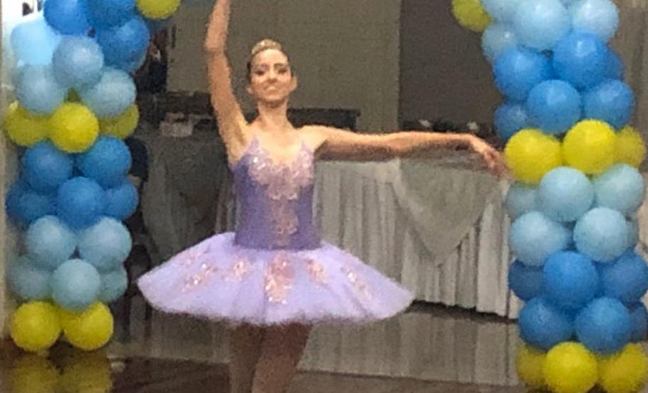 Foto 7 A Ginástica Rítmica do Colégio Estadual do Paraná (CEP) encerrou as atividades do ano em um evento de gala promovido, nessa quinta-feira (28), para homenagear atletas, professores, equipe de gestão e os familiares. Antes do jantar especial servido aos convidados, as atletas realizaram performances individuais e em conjunto na quadra esportiva do Clube de Subtenentes e Sargentos do Exército de Curitiba, no Centro Cívico.