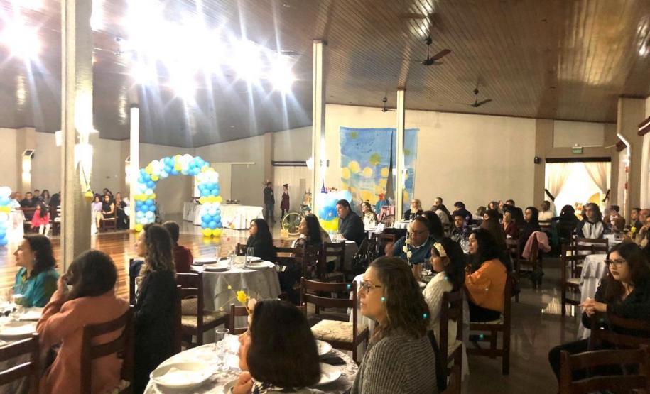 Foto 8 A Ginástica Rítmica do Colégio Estadual do Paraná (CEP) encerrou as atividades do ano em um evento de gala promovido, nessa quinta-feira (28), para homenagear atletas, professores, equipe de gestão e os familiares. Antes do jantar especial servido aos convidados, as atletas realizaram performances individuais e em conjunto na quadra esportiva do Clube de Subtenentes e Sargentos do Exército de Curitiba, no Centro Cívico.