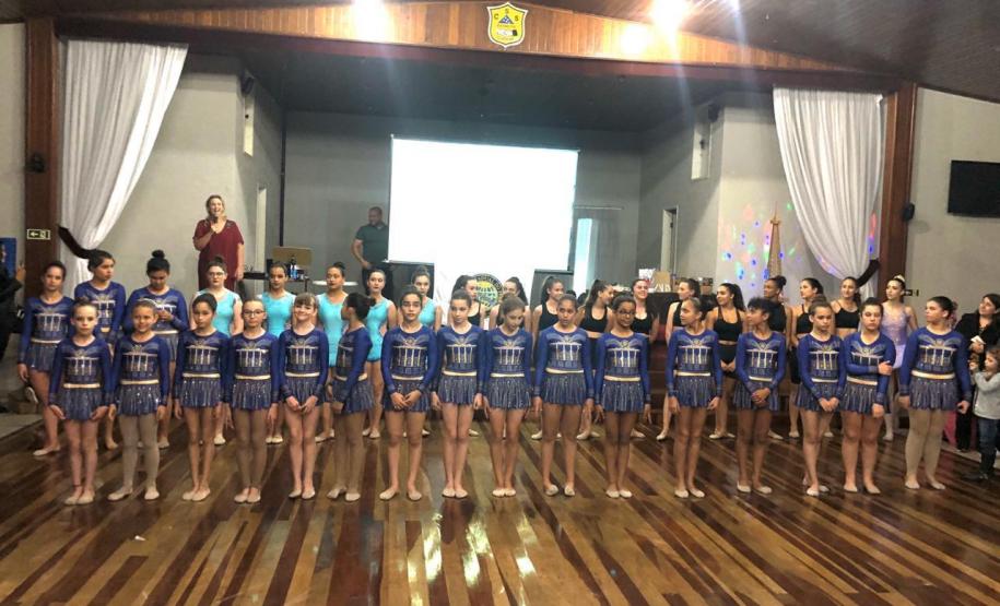 Foto 9 A Ginástica Rítmica do Colégio Estadual do Paraná (CEP) encerrou as atividades do ano em um evento de gala promovido, nessa quinta-feira (28), para homenagear atletas, professores, equipe de gestão e os familiares. Antes do jantar especial servido aos convidados, as atletas realizaram performances individuais e em conjunto na quadra esportiva do Clube de Subtenentes e Sargentos do Exército de Curitiba, no Centro Cívico.