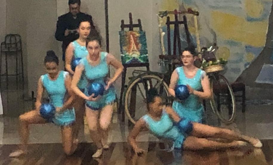 Foto 10 A Ginástica Rítmica do Colégio Estadual do Paraná (CEP) encerrou as atividades do ano em um evento de gala promovido, nessa quinta-feira (28), para homenagear atletas, professores, equipe de gestão e os familiares. Antes do jantar especial servido aos convidados, as atletas realizaram performances individuais e em conjunto na quadra esportiva do Clube de Subtenentes e Sargentos do Exército de Curitiba, no Centro Cívico.